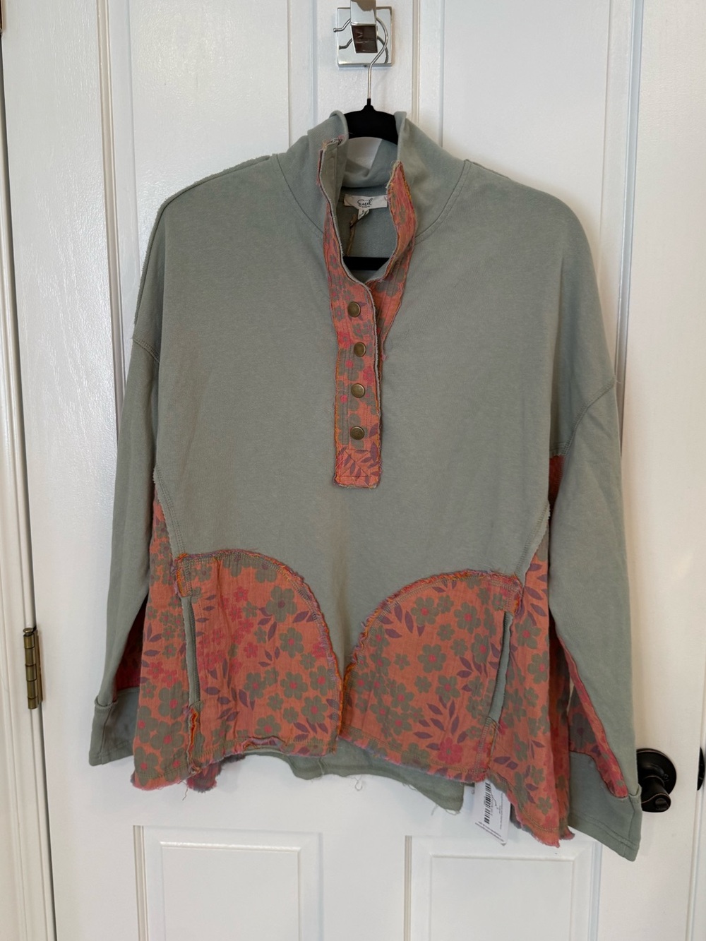 easel 100% Cotton Sage Green Pullover with Coral Floral Panels NWT